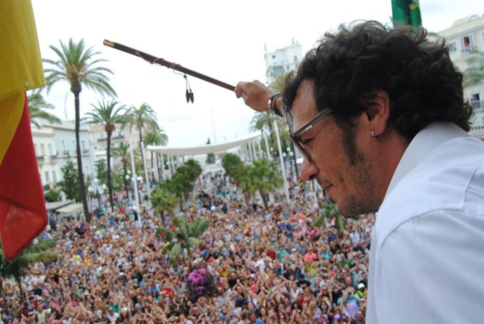 El alcale de Cádiz, José María González(PCSSP), saluda desde el balcón municipal