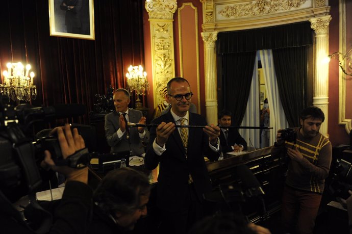 Jesús Vázquez con el bastón de mando de alcalde de Ourense