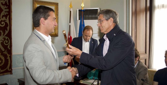 Iván González entrega el bastón de la Alcaldía a Ángel Díaz-Munío