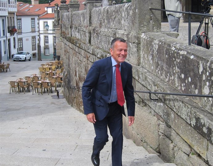 El líder del PP de Santiago, Agustín Hernández, a su llegada a Raxoi