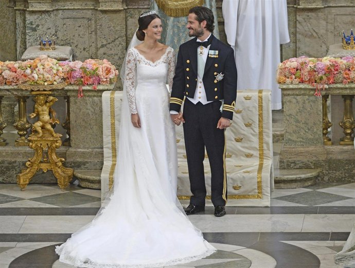 STOCKHOLM 2015-06-13Prince Carl Philip and Sofia Hellqvist during the exchange o