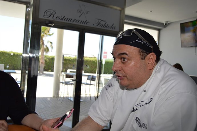 Andrea Tumbarello atendiendo a los medios en la presentación del menú.