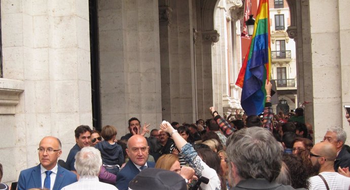 Ruiz Medrano y Carnero, abucheados a la salida del Ayuntamiento de Valladolid