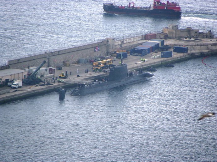 El submarino nuclear 'HMS Ambush' atracado en Gibraltar