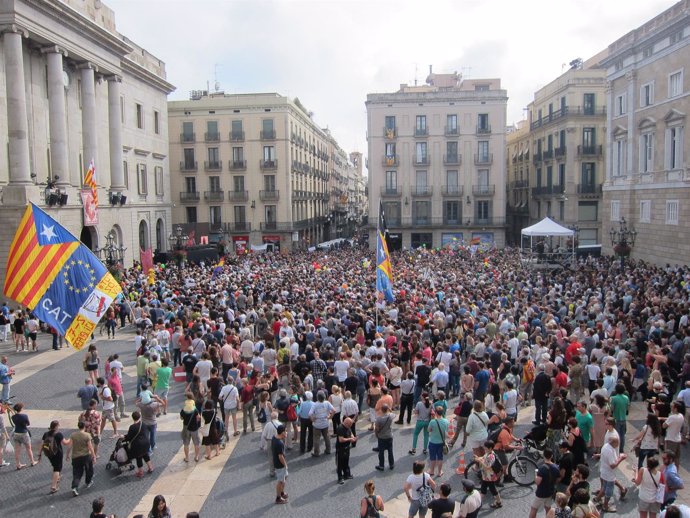 Unas 2.500 personas llenan la plaza Sant Jaume durante la investidura