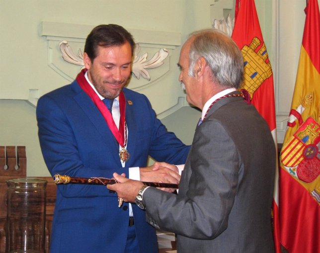 Óscar Puente recibe el bastón de mando de manos del concejal Carlos Fernández