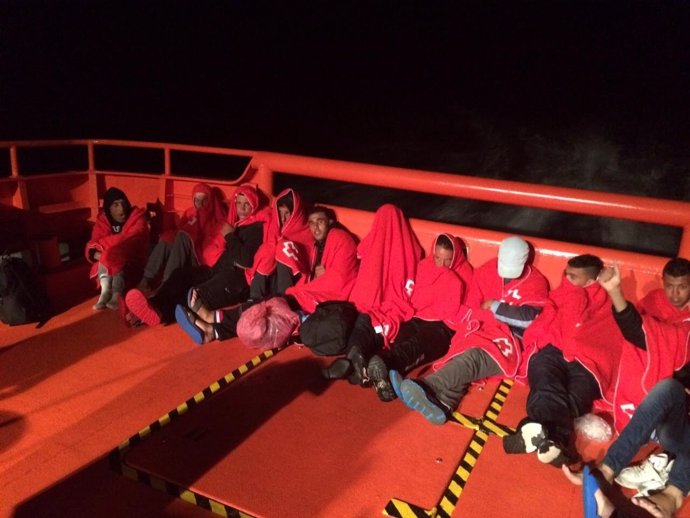 Los 18 varones de origen magrebí rescatados por Salvamento Marítimo