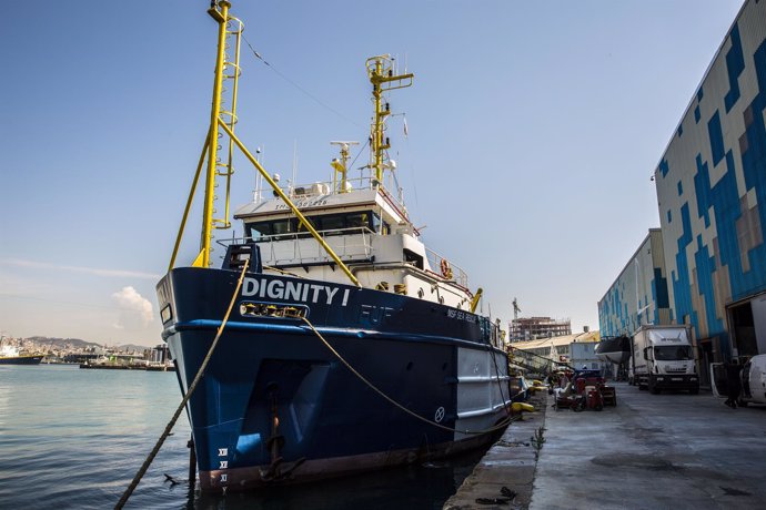 El barco de MSF 'Dignity I' en el puerto de Barcelona