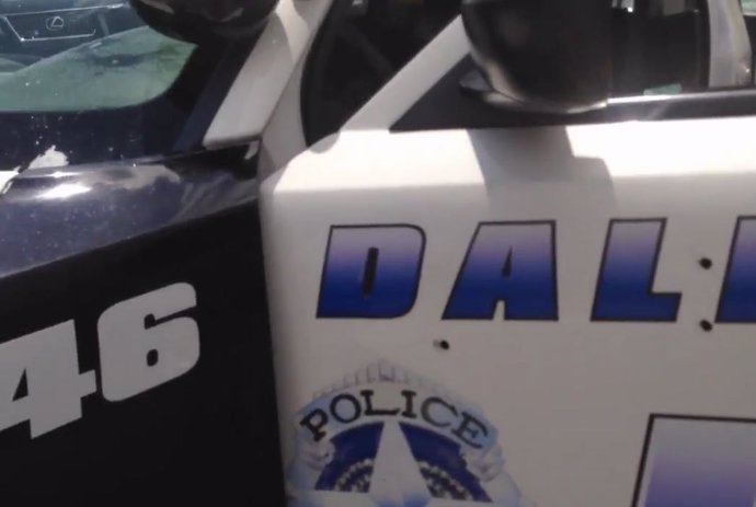 Un coche de la Policía de Dallas tiroteado