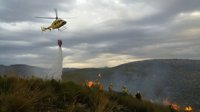 El viento dificulta la extinción de un incendio Forestal en la Solana de Sierra Larga de Jumilla