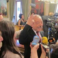 López: "Nunca facilitaría una solución que mantuviese un alcalde de derech