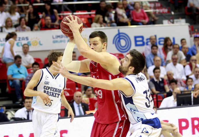 Stevan Jelovac jugando contra el Gipuzkoa Basket 