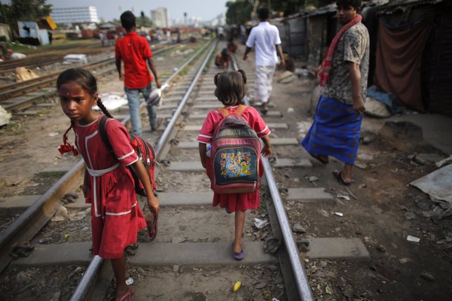 Niñas vuelven de la escuela en Bangladesh