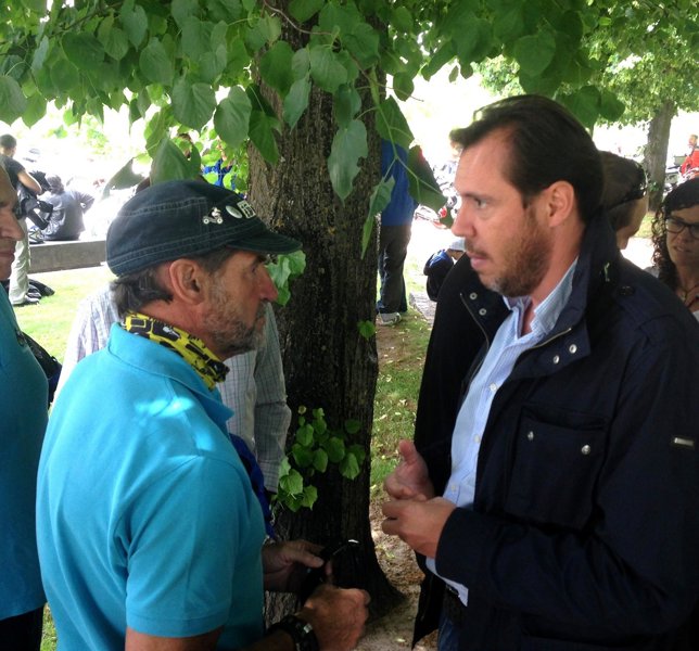 Puente conversa con Parellada en la Playa de las Moreras