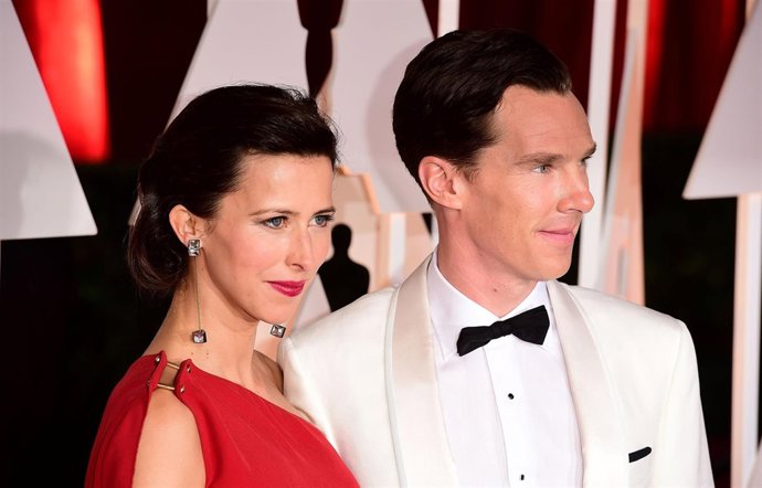 Benedict Cumberbatch feliz papá de un niño