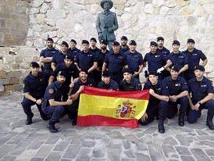 Guardias civiles ante estatua de Franco en Melilla