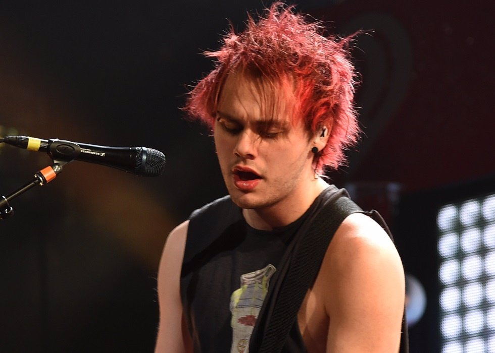 Video Michael Clifford 5 Seconds of Summer sale ardiendo quema cabeza