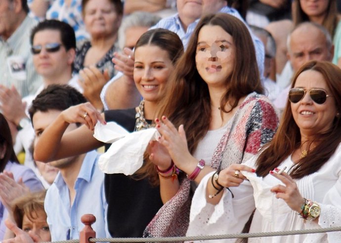 El cordobés triunfa bajo la atenta mirada de su mujer y su hija 