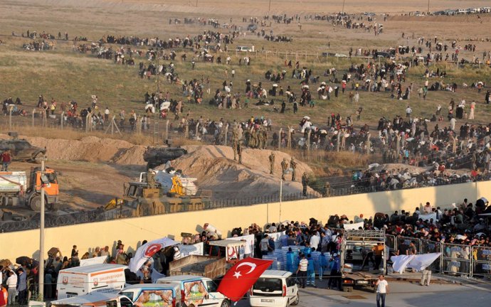 Refugiados sirios llegan a la frontera con Turquía
