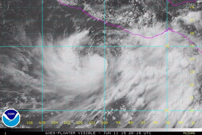  La tormenta 'Carlos' avanza en el Pacífico mexicano