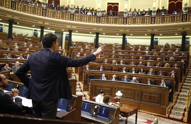 Pedro Sánchez preguntando a Mariano Rajoy en el hemiciclo
