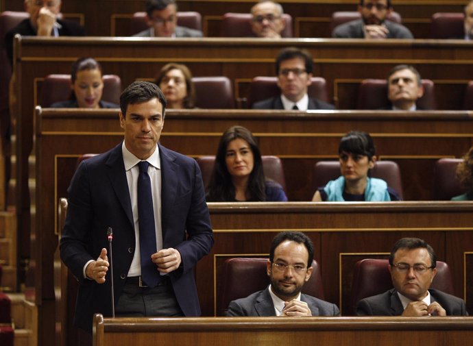 Pedro Sánchez y diputados del PSOE 