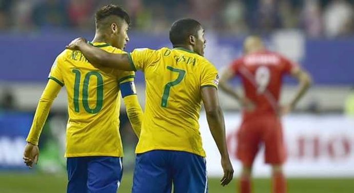 Neymar y Douglas Costa tras anotar el gol definitivo a Perú en la Copa América