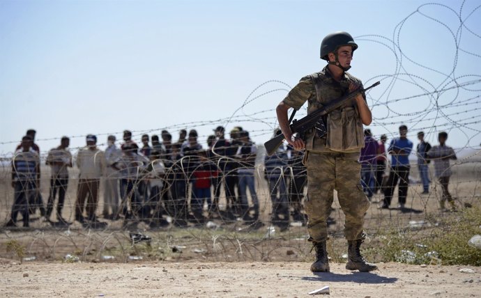 Refugiados kurdos sirios esperan para cruzar la frontera con Turquía