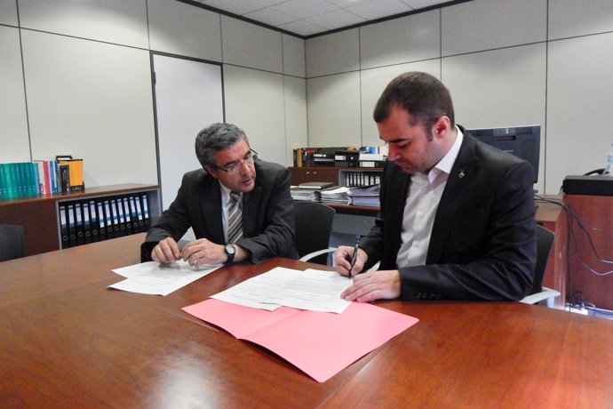 El alcalde de Terrassa Jordi Ballart (PSC) firma su declaración de bienes