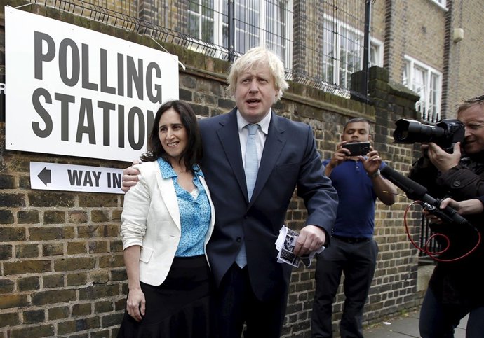 Boris Johnson y su esposa, Marina, depositan su voto.