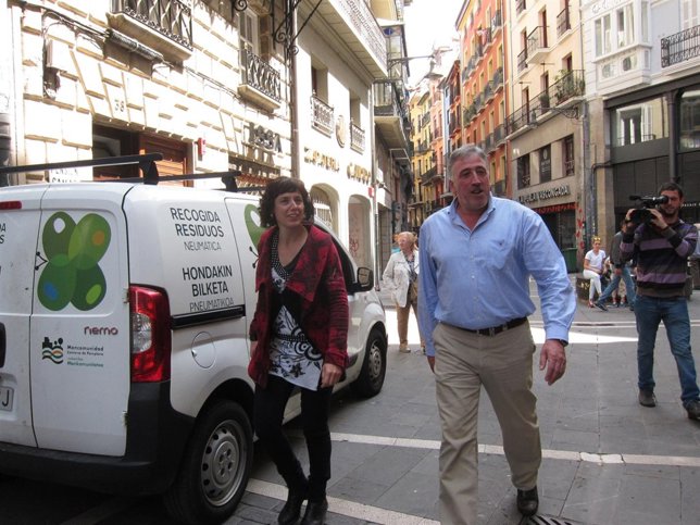 Patricia Perales y Joseba Asiron llegando al Área de Bienestar Social