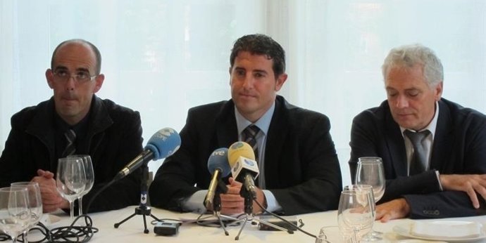 Astuy con miembros de la Directiva de la AEHC (Archivo)