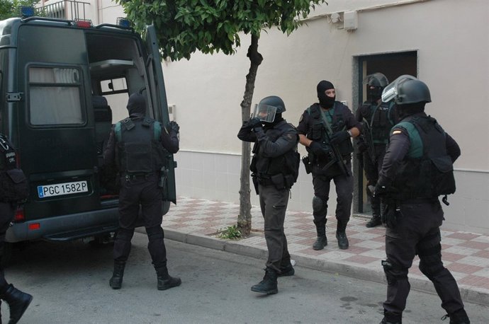 Agentes de la Guardia Civil ante la casa donde detuvieron al presunto agresor.