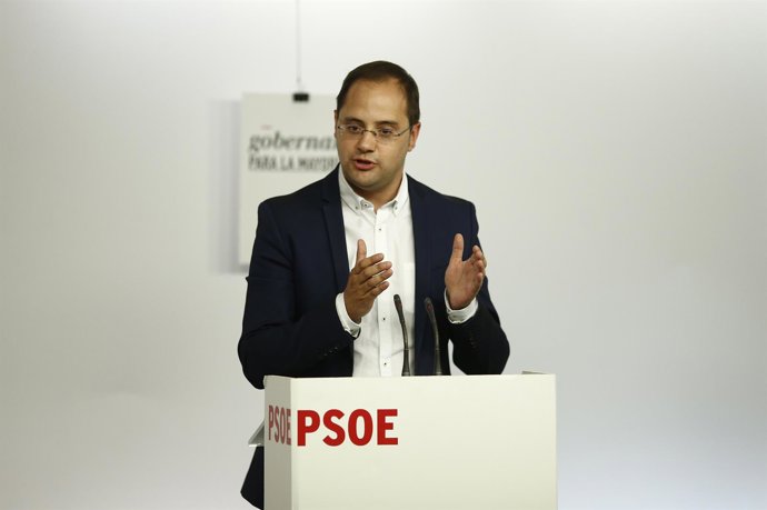 César Luena en la sede del PSOE