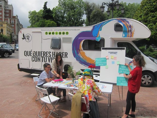 La caravana de '¿Qué quieres hacer con tu vida? en la Plaza de la Escandalera. 