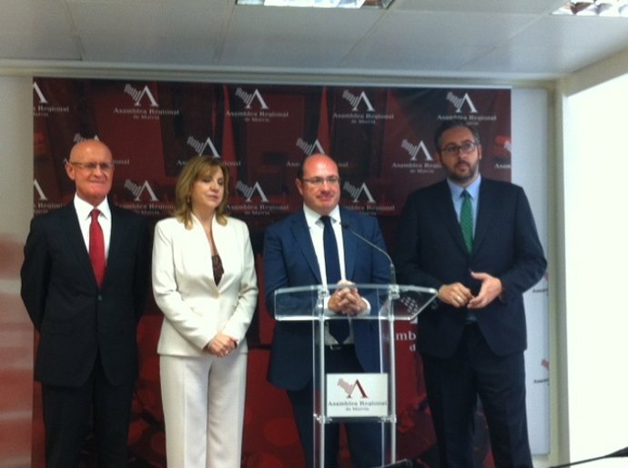 Pedro Antonio Sánchez (PP) acompañado de Coronado, Tomás y Martínez