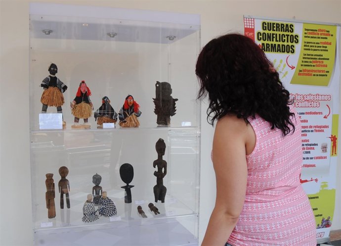 Alunos de los elementos que incluye la exposición