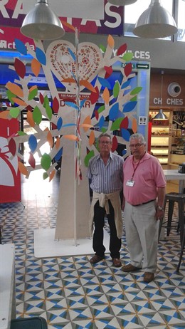 Colaboradores de la campaña junto al 'Árbol de la vida' del Mercado Victoria