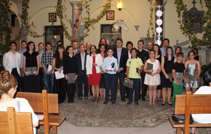 Alumnos junto a miembros de la  Diputación provincial.