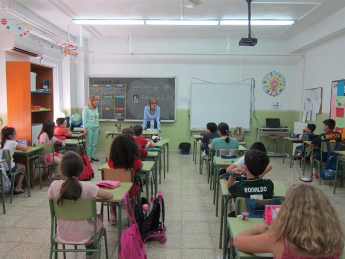 Aula de un colegio, clase, alumnos.