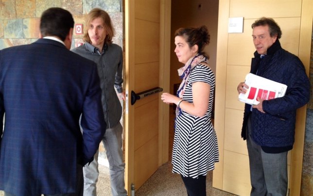 Fernández (I) y De Santiago-Juárez (D) con Carriedo de espaldas