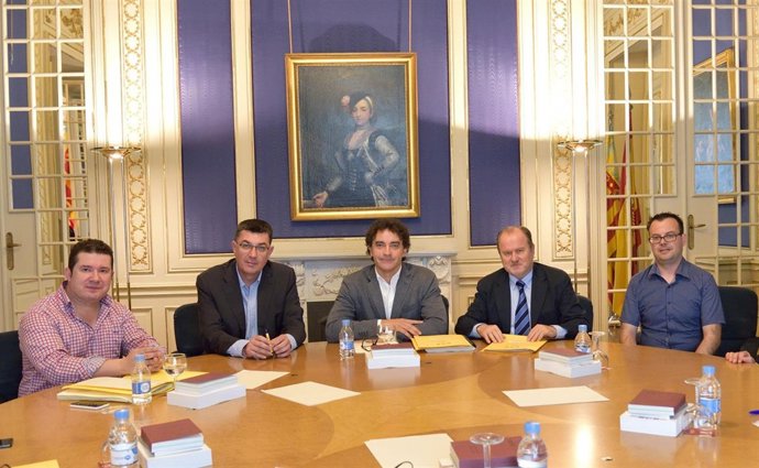 Mesa de las Corts Valencianes, con Colomer (PSPV) en el centro.