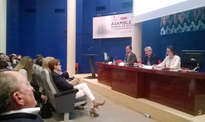 Graciano Torre, en el centro, durante la clausura. 