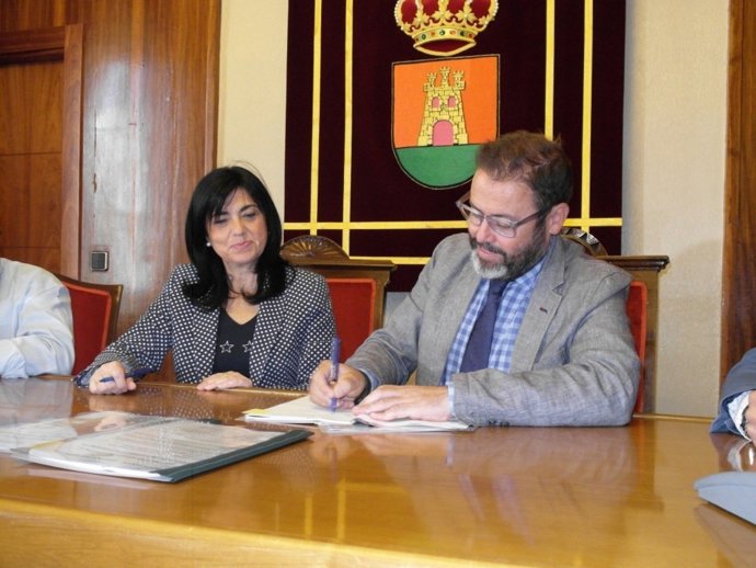 Firma de la cesión de la travesía al Ayuntamiento de Torredelcampo