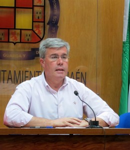 El alcalde de Jaén, José Enrique Fernández de Moya, en rueda de prensa.