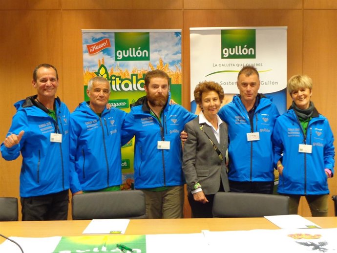 La presidenta de Gullón, con miembros de las expediciones de montaña