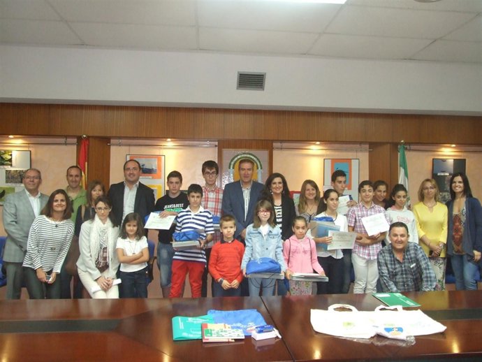 Quirós y Caballero, en el centro, con participantes en el concurso de Educaves.