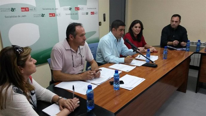 Francisco Reyes (c) en la reunión de la ejecutiva provincial del PSOE de Jaén.