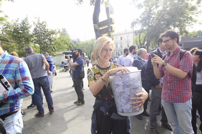 Rosa Díez presenta la campaña Pasa la bola