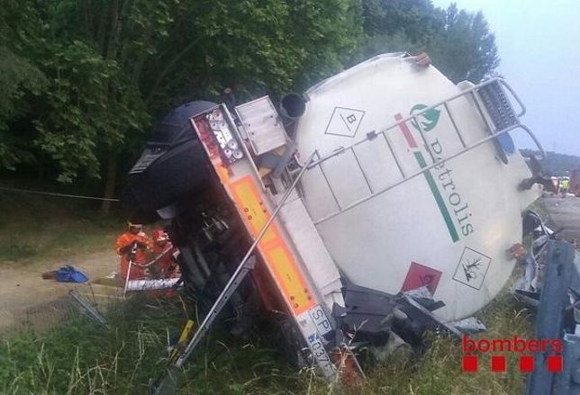 Camión de gasóleo vuelca en Sant Celoni